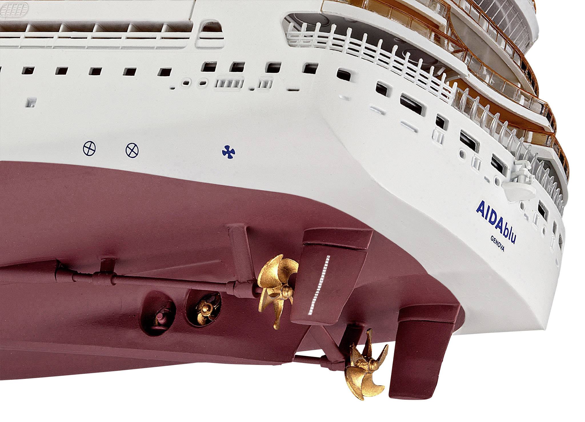 Model van een cruiseschip met een witte romp en een gouden schroef. De naam 'AIDAblu' staat aan de zijkant.