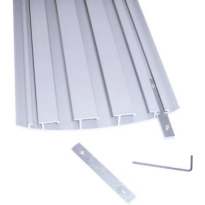 Metalen profiel met groef-en-lip verbinding, L-vormige bevestiging en moersleutel. Hoofdzakelijk bedoeld voor bouw- of montage doeleinden.