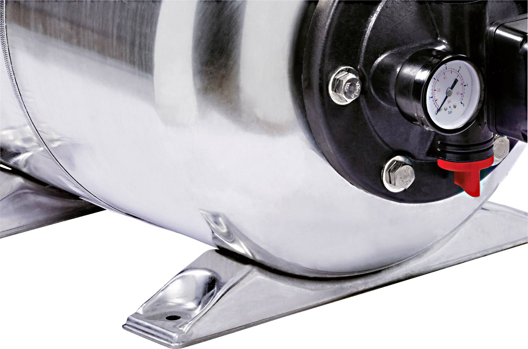 Een zilveren watertank met manometer en metalen bevestigingen, geschikt voor verwarmings- of watervoorzieningssystemen.