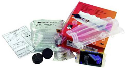 Verschillende medische testkits en toebehoren op een oppervlak, inclusief verpakking, buizen en instructies, voor laboratoriumdoeleinden.