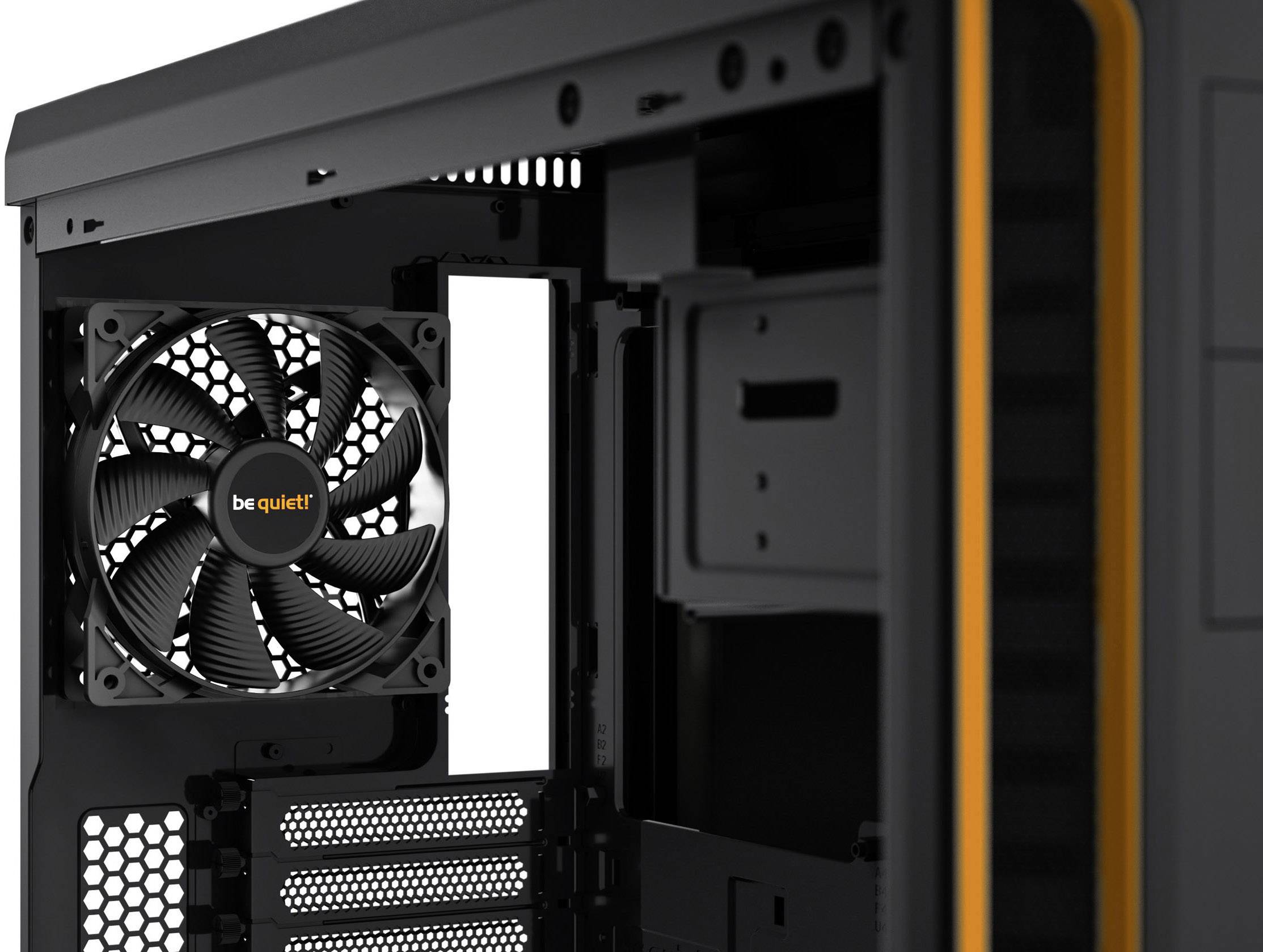 Een open computerbehuizing met een zichtbare ventilator van 'be quiet!'. Binnenkant toont open stationsruimtes en plek voor hardware.