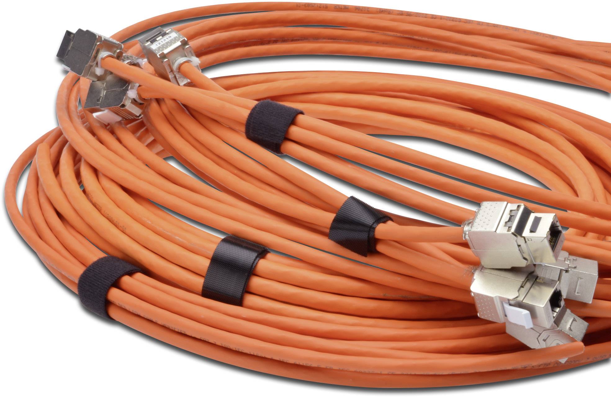 Een bundel oranje netwerkkabels, opgerold en vastgemaakt met klittendbanden. Meerdere metalen connectoren zijn zichtbaar.