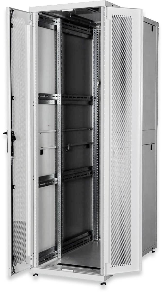 Open, witte serverrack-kast met metalen frame en geperforeerde deuren, ideaal voor het opslaan van IT-hardware.