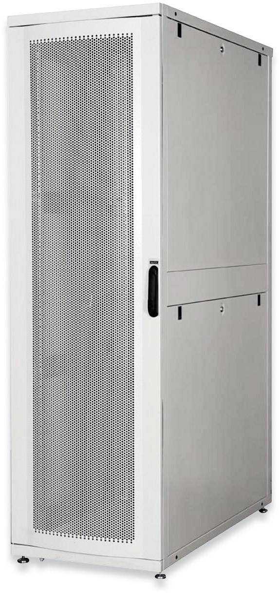 Een hoge, grijze serverrack met geperforeerde voordeur voor ventilatie, ideaal voor de ononderbroken stroomvoorziening en bekabeling van IT-apparatuur.
