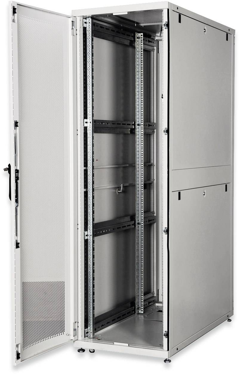 Een lege, geopende metalen serverrack-kast met geperforeerde deur, geschikt voor de installatie van IT-apparatuur.