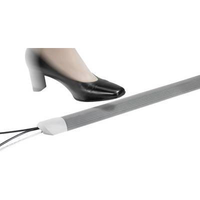 'Een persoon stapt met een zwarte schoen op een flexibel metalen oppervlak met kabels die reageren op druk.'