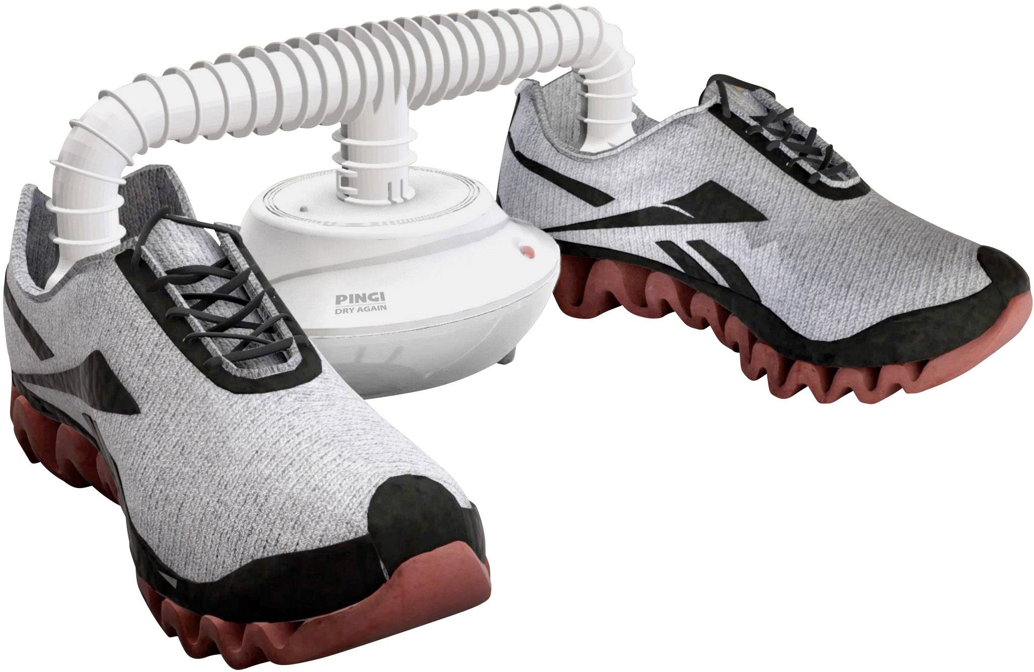 Een witte schoen- en laarzendroger met twee flexibele slangen die in grijze sportschoenen zijn gestoken. De schoenen hebben rode zolen.