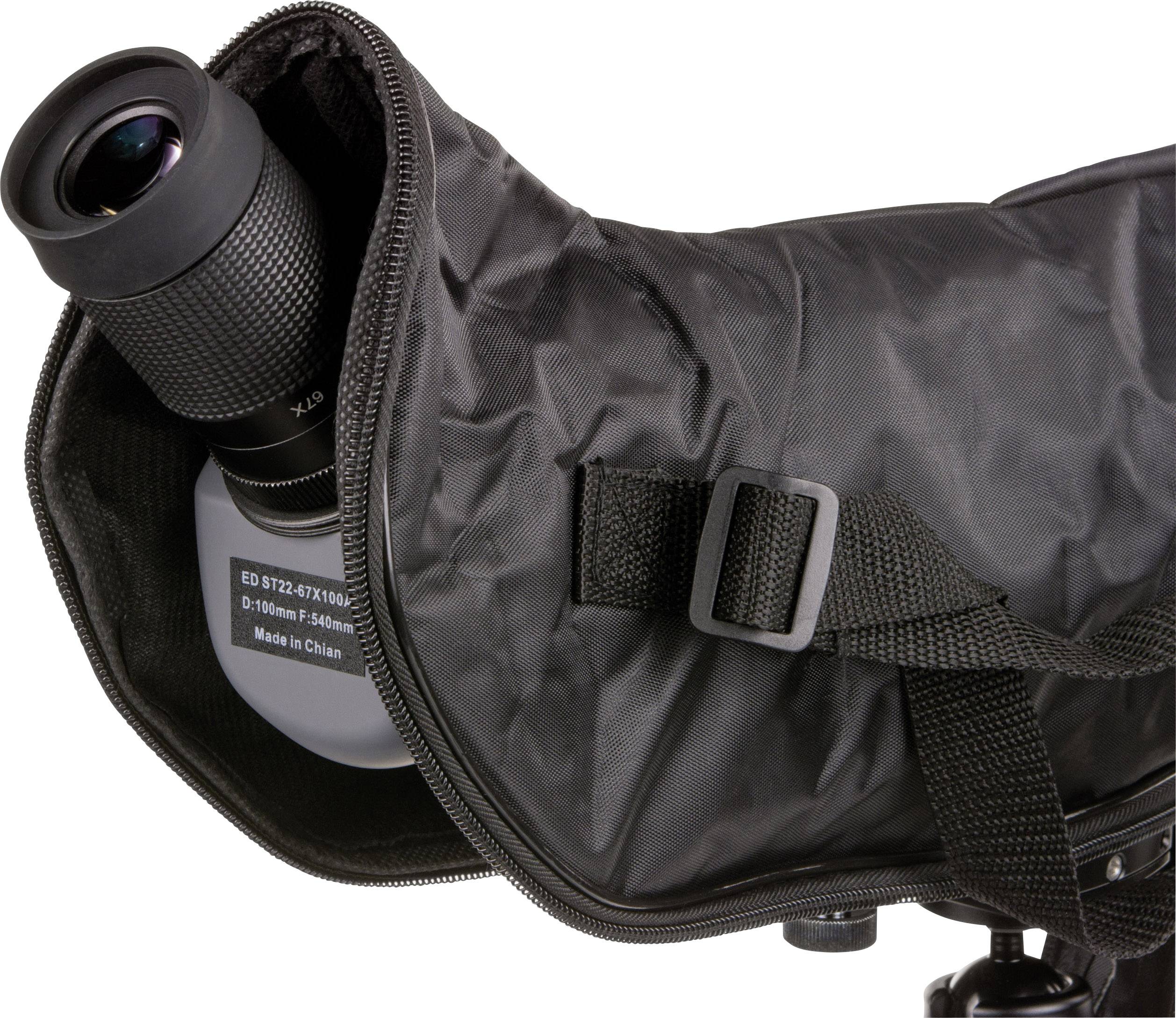 Een zwarte verrekijker met een beschermkap die gedeeltelijk is geopend; de oculair is zichtbaar.