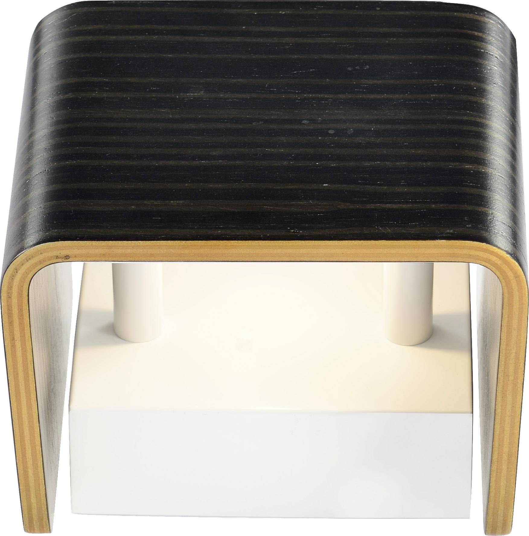 Houten tafel met afgeronde hoeken, witte poten, op een lichte achtergrond.
