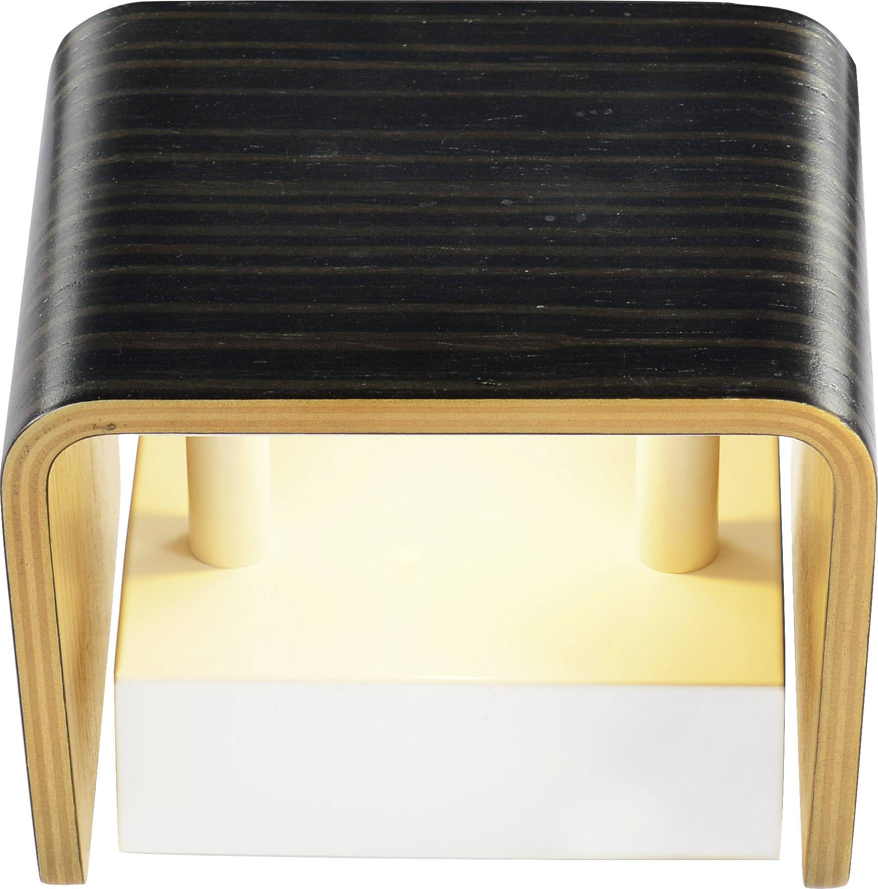 Een moderne tafellamp met een gebogen, donker houten kap en een lichte voet, die warm licht uitstraalt.