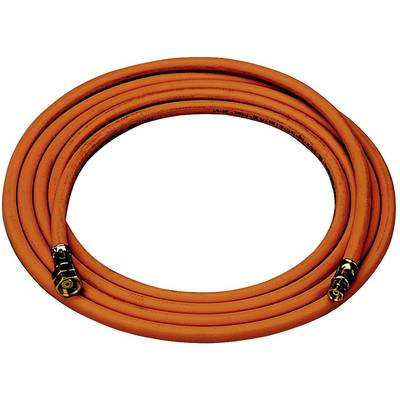 Een opgerolde, oranje slang ligt op een wit oppervlak. Beide uiteinden zijn voorzien van metalen koppelingen.