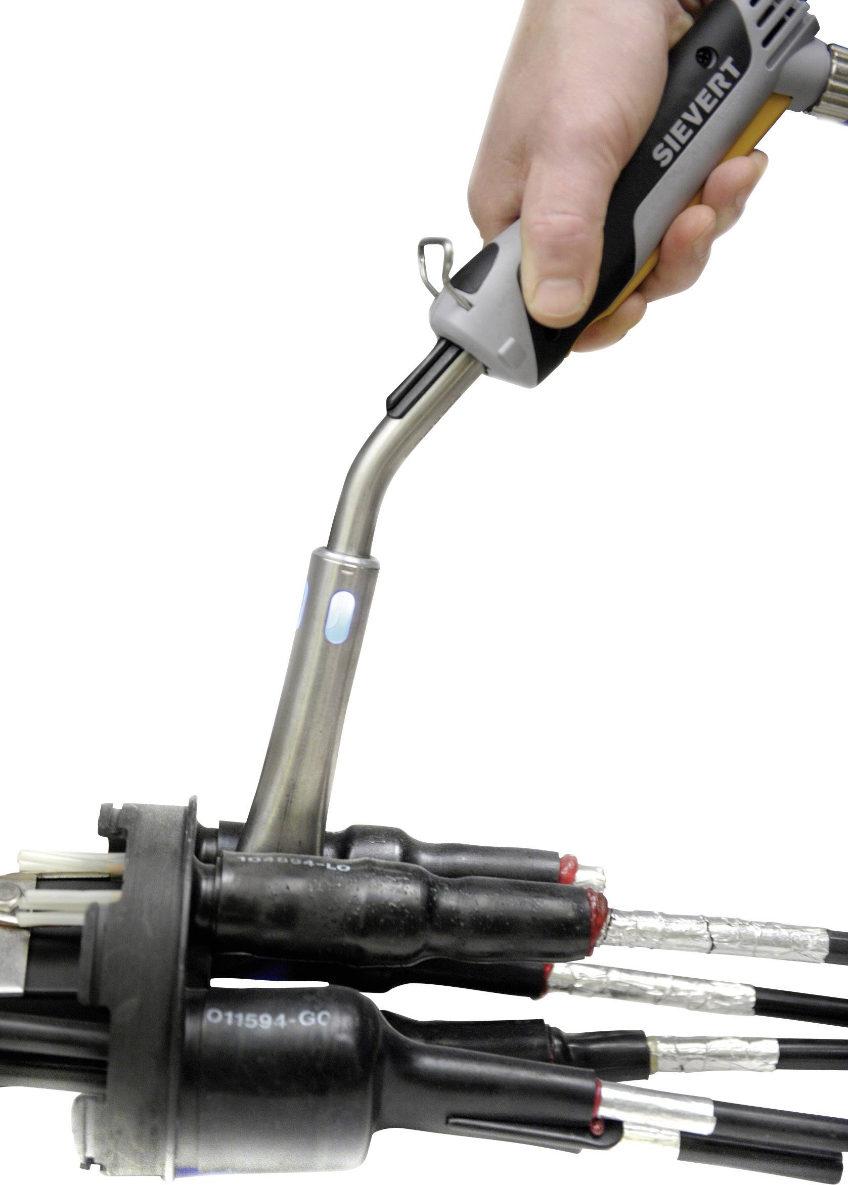 Hand houdt een Sievert-brander vast, gericht op een elektrisch aansluitkabel. De brander verhit het materiaal aan het uiteinde van de kabel.