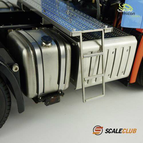 Een modelvrachtauto met zichtbare brandstoftank en ladder. De focus ligt op de constructiedetails en het merk 'Scaleclub' in de afbeelding.