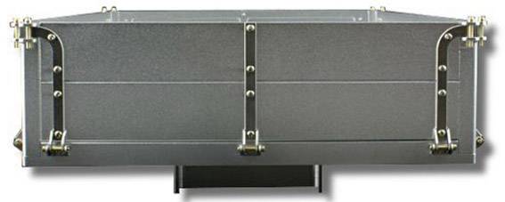 Metalen kasten met meerdere sloten, vermoedelijk een soort transportcontainer of behuizing. Vooraanzicht, industriële omgeving vermoed.