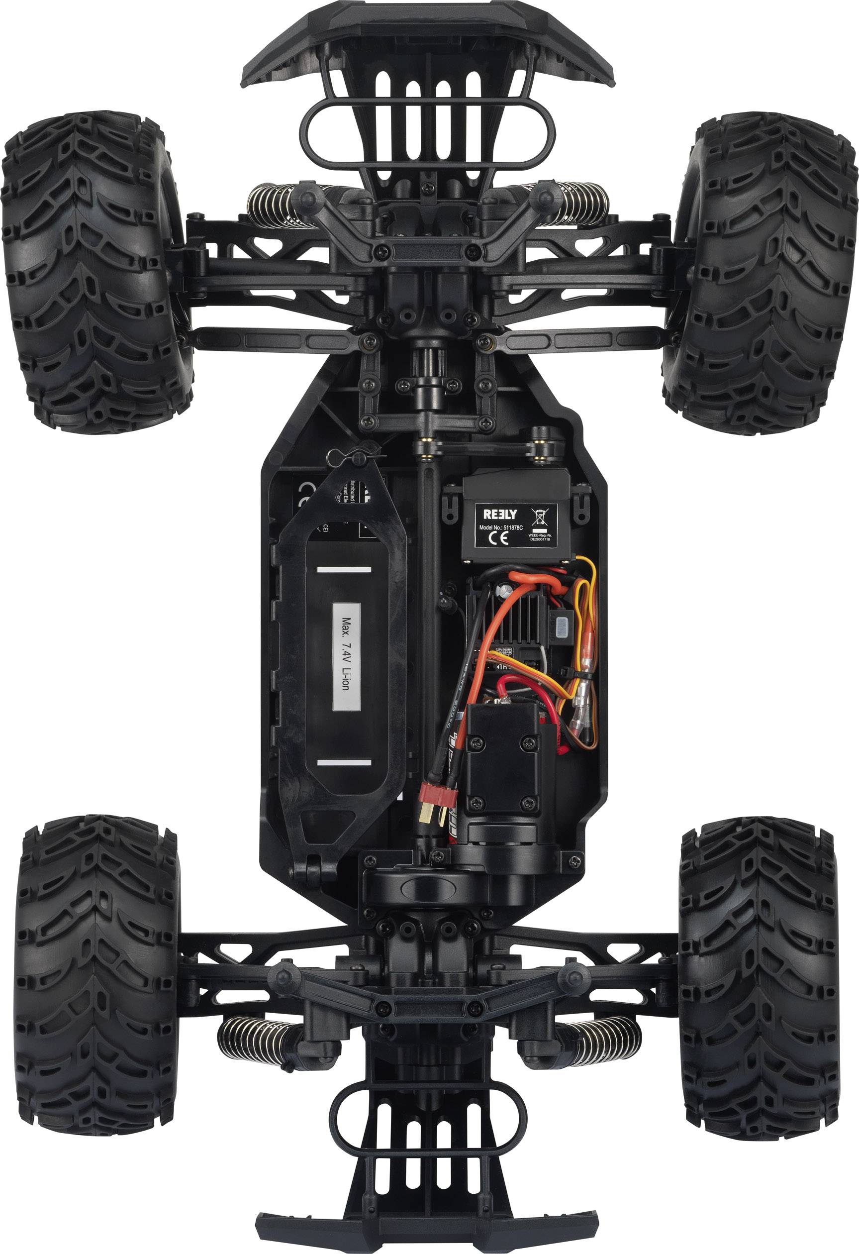 'Onderkant van een afstandsbestuurbare auto, toont wielen, ophanging en accuvak met kabels. Focus op mechanische details.'