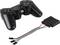Zwarte videogamecontroller naast een opengevouwen kabelstreng met verschillende gekleurde draden, die connectiviteit suggereert.