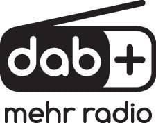 Logo met de tekst 'dab+ meer radio'. Het symbool verbeeldt een gestileerd radio-apparaat dat staat voor de digitale radio-standaard DAB+.