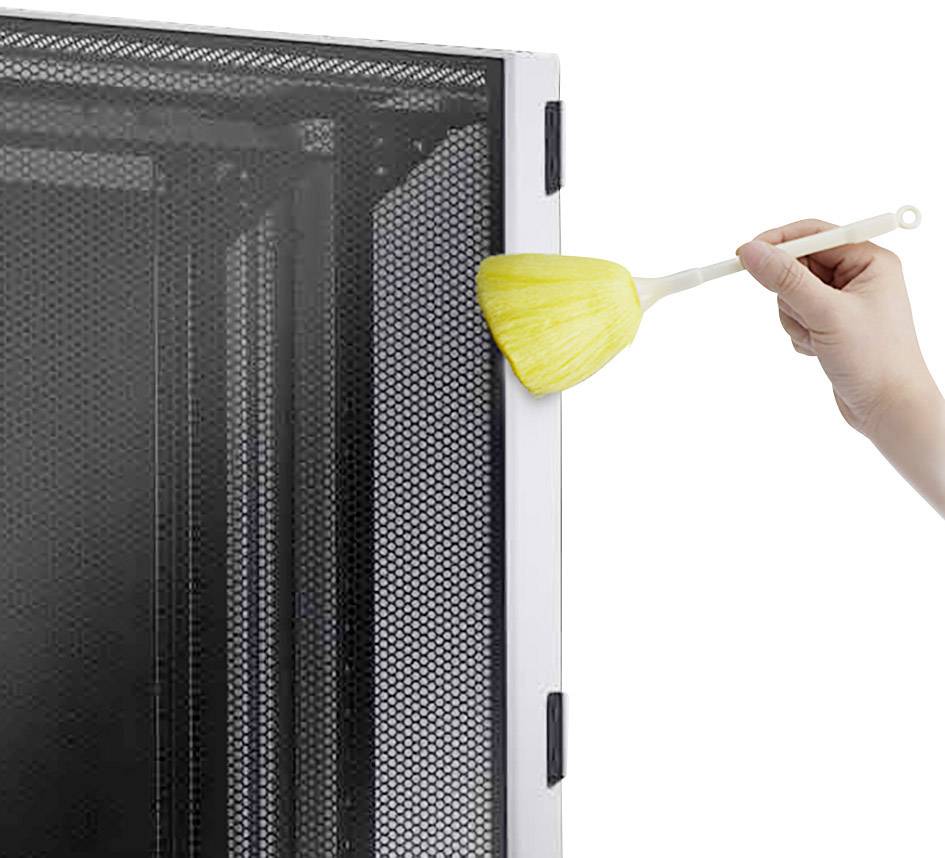 Een hand gebruikt een gele kwast om het metalen frame van een zwarte netwerkbehuizing schoon te maken.