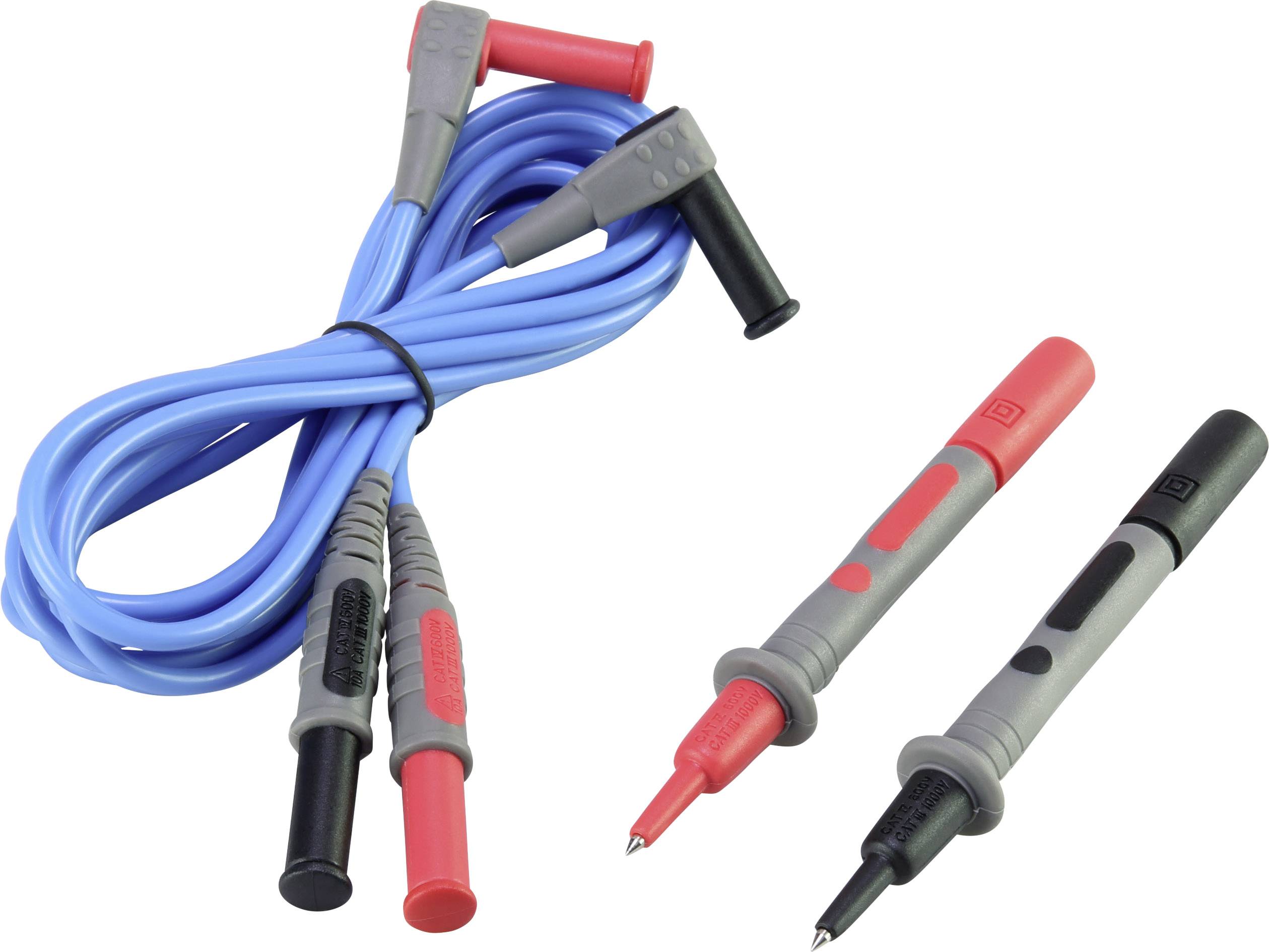 Een paar meetpennen, een rode en een zwarte, naast een opgerolde blauwe kabel, gebruikt voor elektronische metingen.