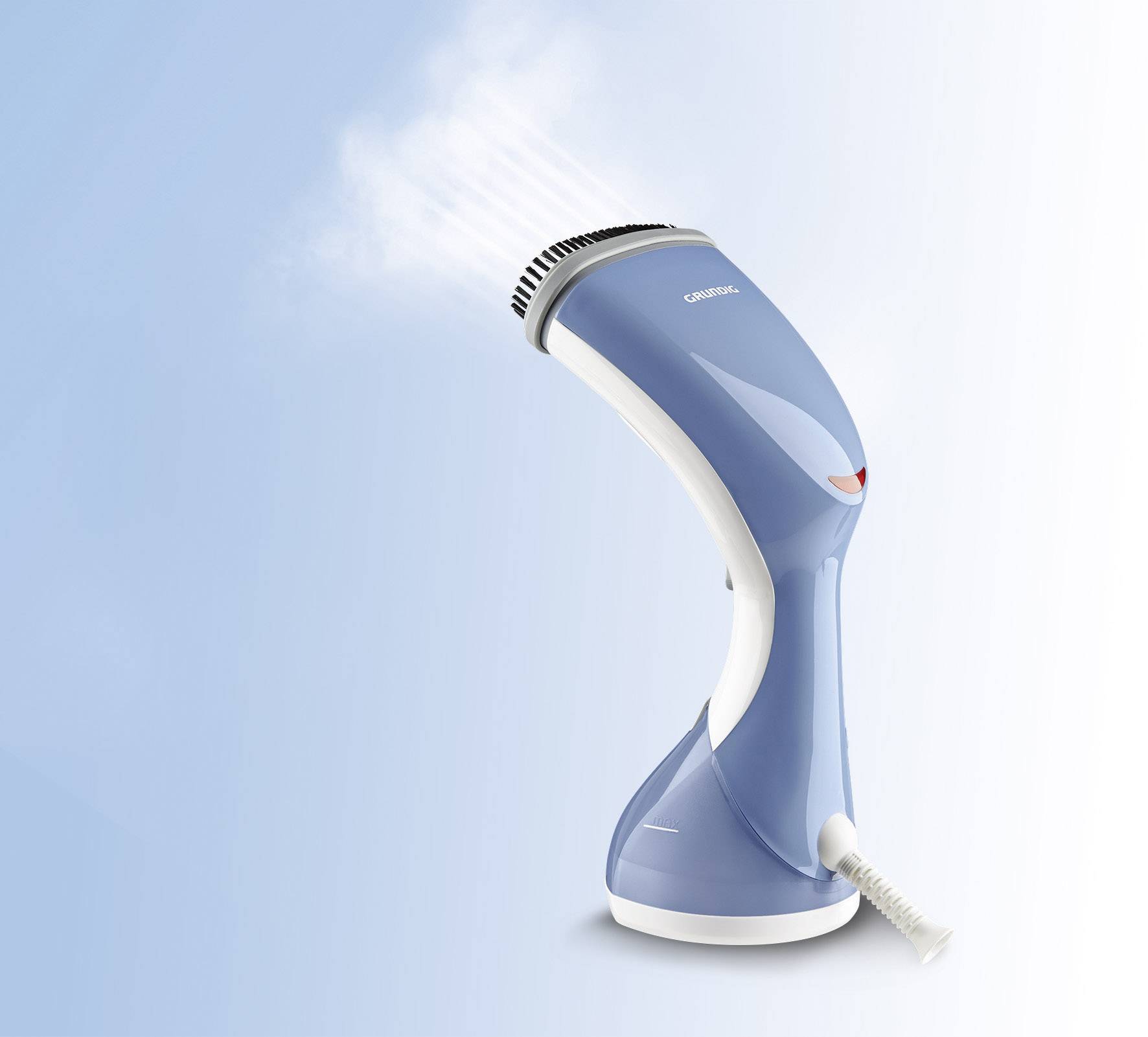 Een blauwe handstoomstrijkijzer blaast stoom uit de nozzle, voor een lichtblauwe achtergrond.