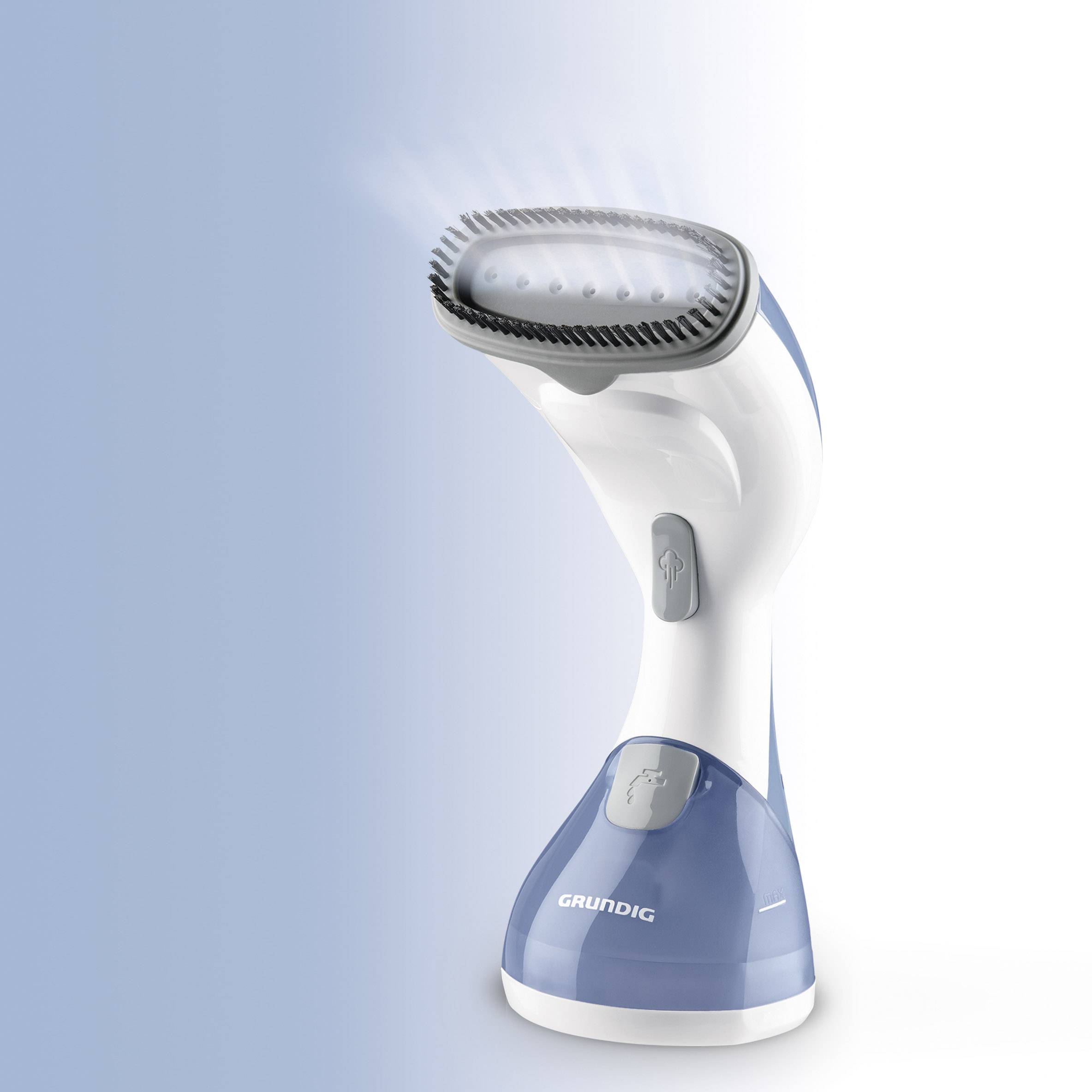 Een draagbare stoomstrijkborstel met een blauw-wit behuizing van Grundig, stoomuitstoot wordt weergegeven. Ideaal voor het gladstrijken van kleding.