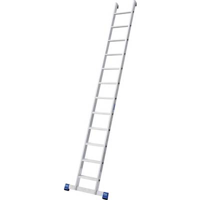 Een lange, vrijstaande aluminium ladder met blauwe antisliplaag op de voeten, elf treden en geknikte uiteinden voor extra stabiliteit.