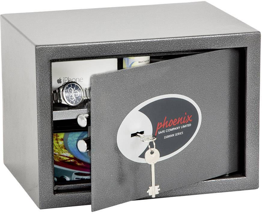 Een open kluis bevat horloges, een mobiele telefoon en documenten. Een sleutel zit in het slot.