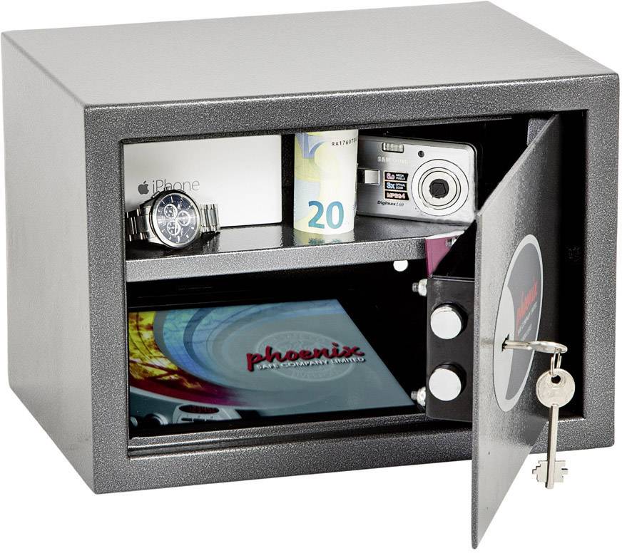 Open kluis met horloges, bankbiljetten, digitale camera en documenten van binnen. Sleutel steekt in het slot.