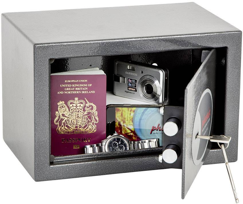 Een geopende kluis met een Brits paspoort, een camera, een horloge en contant geld erin. Een sleutel steekt in het slot.