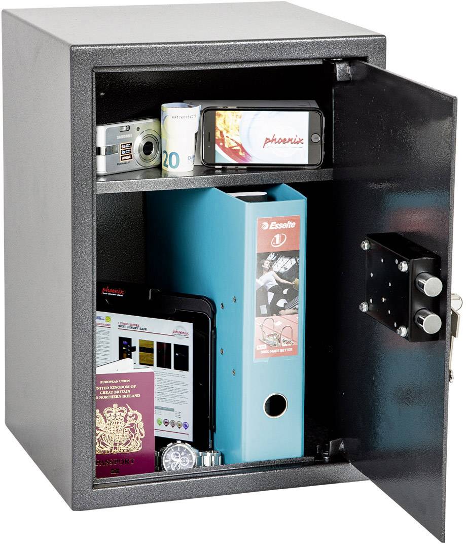 Een geopende kluis met een camera, bankbiljetten, een kassette, ordners, een tablet, een paspoort en een horloge erin.