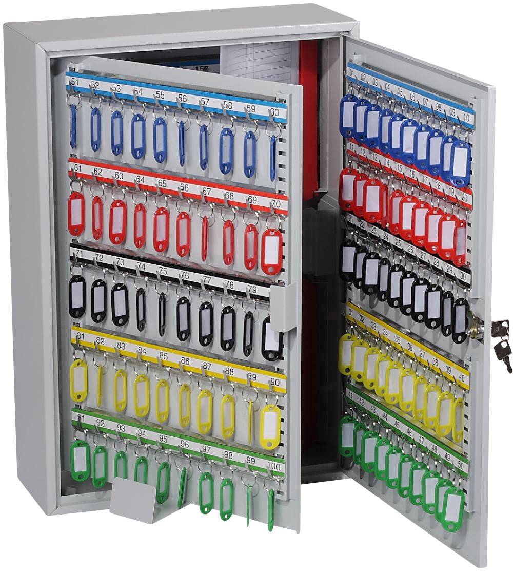 Een kast met verschillende rijen gekleurde sleutelhangers, gesorteerd op kleur en nummer, geopend ter inzage.