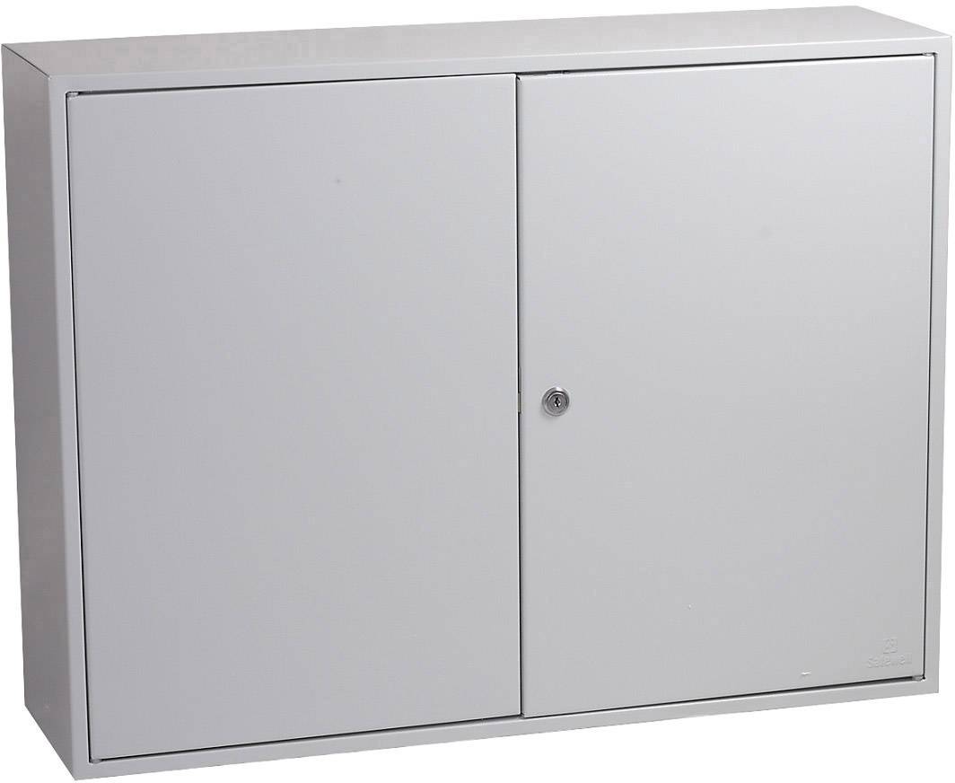 Een grote, grijze metalen kast met twee deuren die elkaar in het midden ontmoeten. Eén deur heeft een slot met een sleutel.