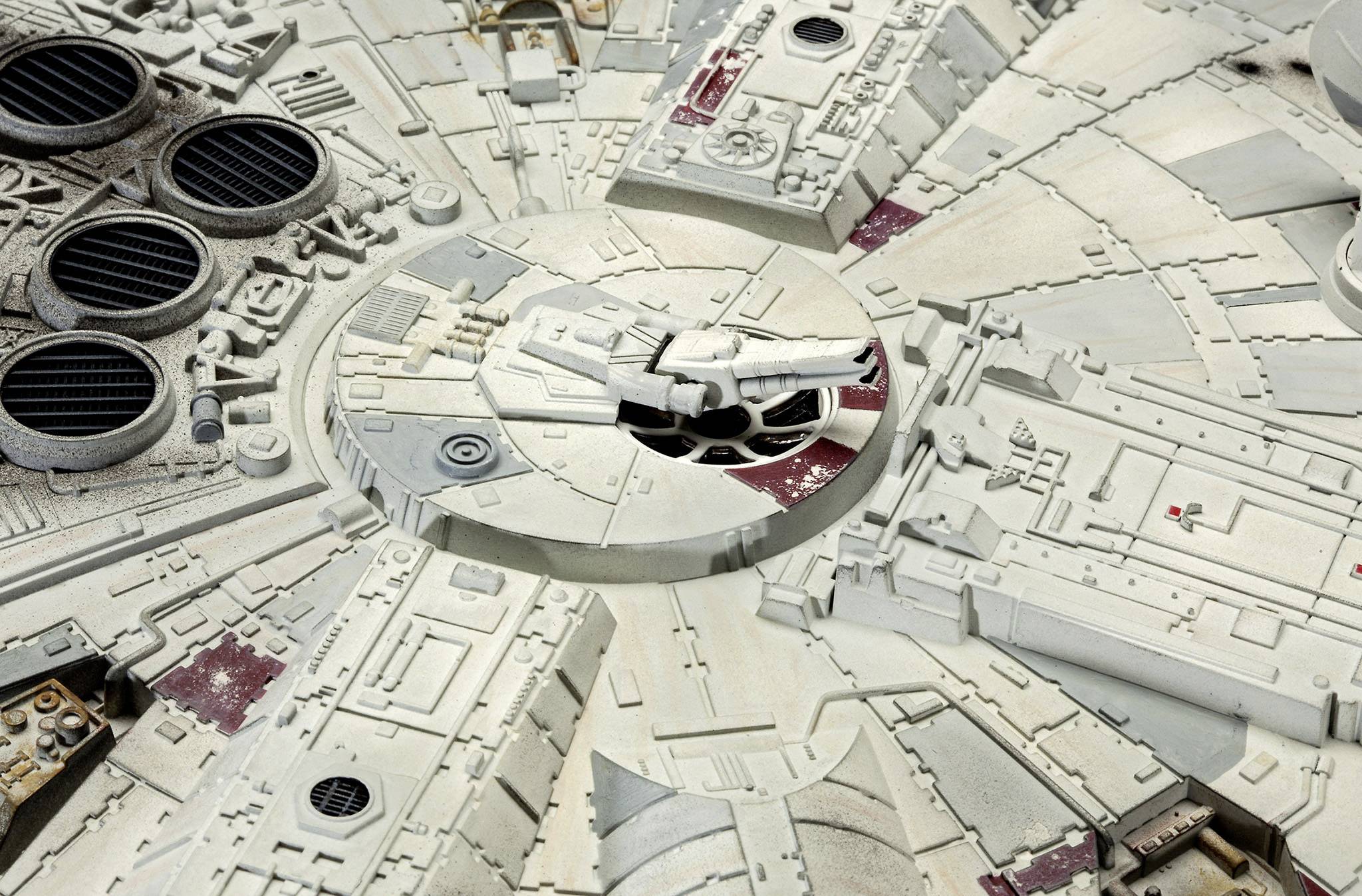 Close-up van een gedetailleerd model van een sciencefiction-ruimteschip met ronde ventilatierooster en geometrische vormen.