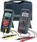 Twee multimeters met meetkabels staan voor een open koffer. De displays tonen '02000' en '0852'.