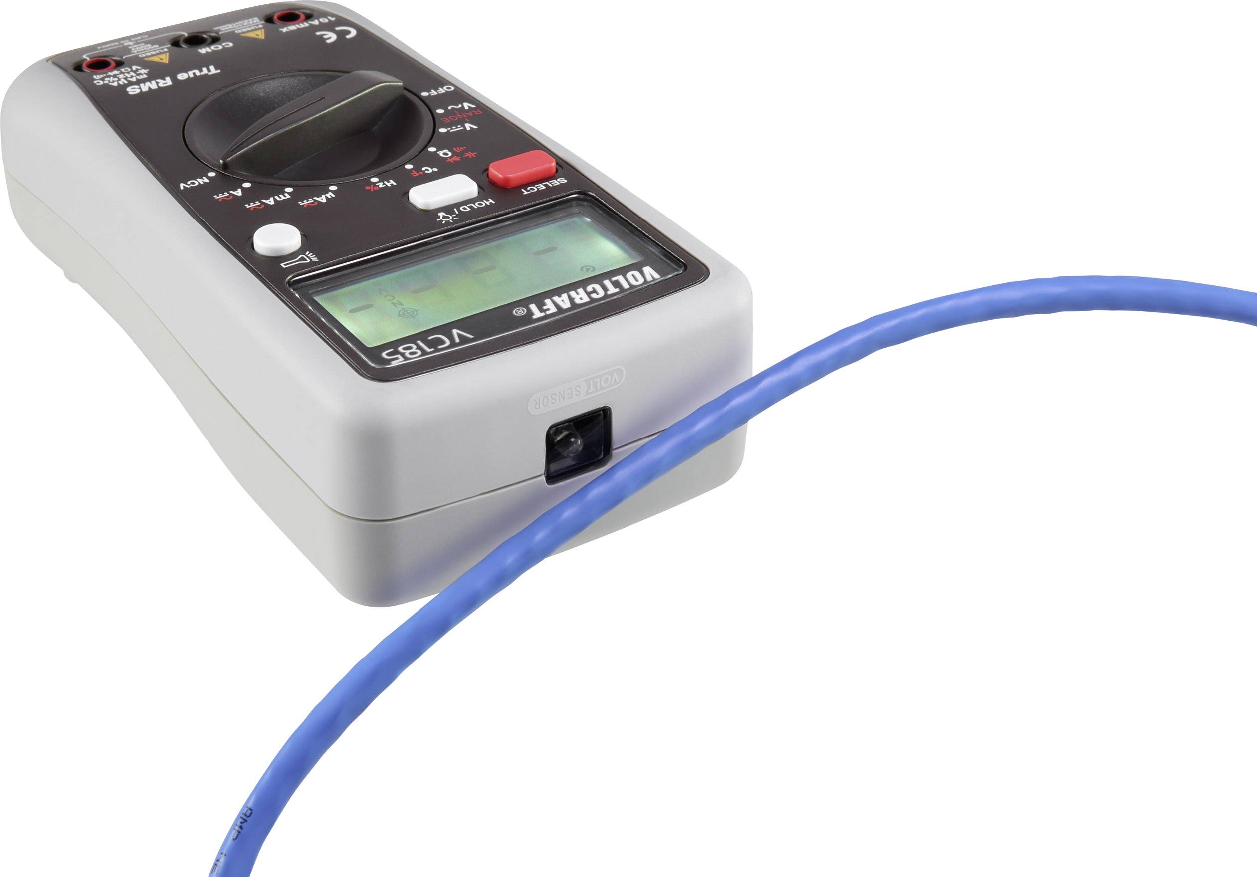 Een multimeter en een blauw kabel zijn afgebeeld op een witte achtergrond. De multimeter toont een digitaal display.