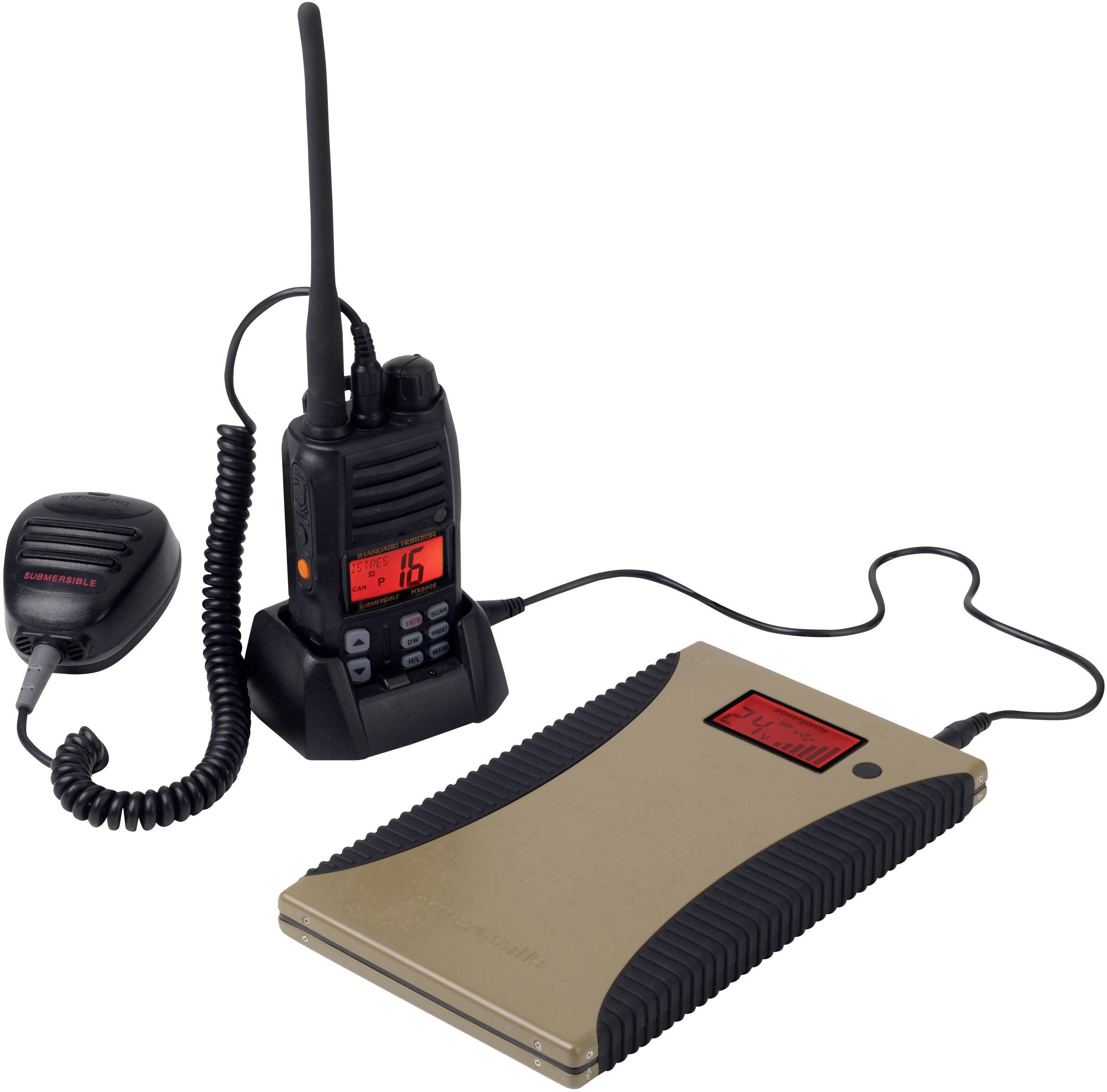 Draadloze radio met aangesloten oplader, die duidelijk de frequentie '16' op een display toont.