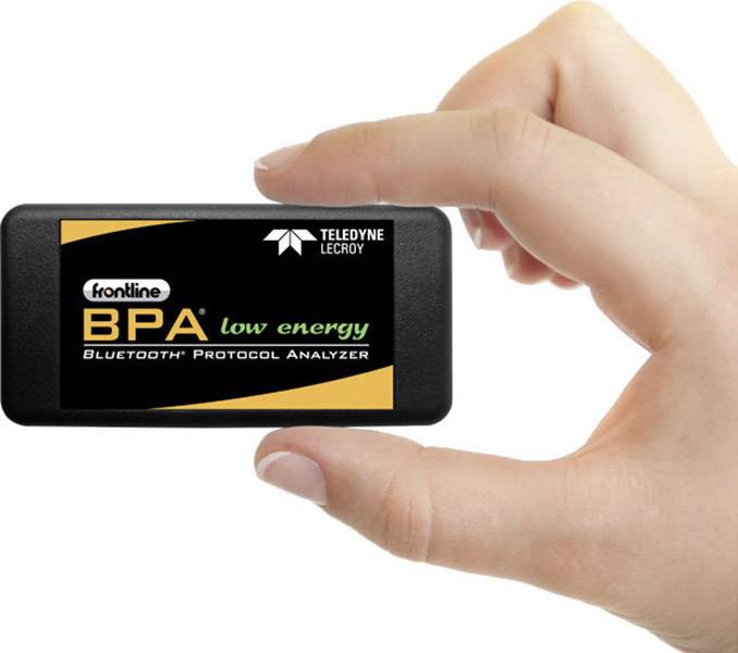 Een Bluetooth-protocol-analyzer met de naam 'Frontline BPA low energy' wordt tussen twee vingers vastgehouden.