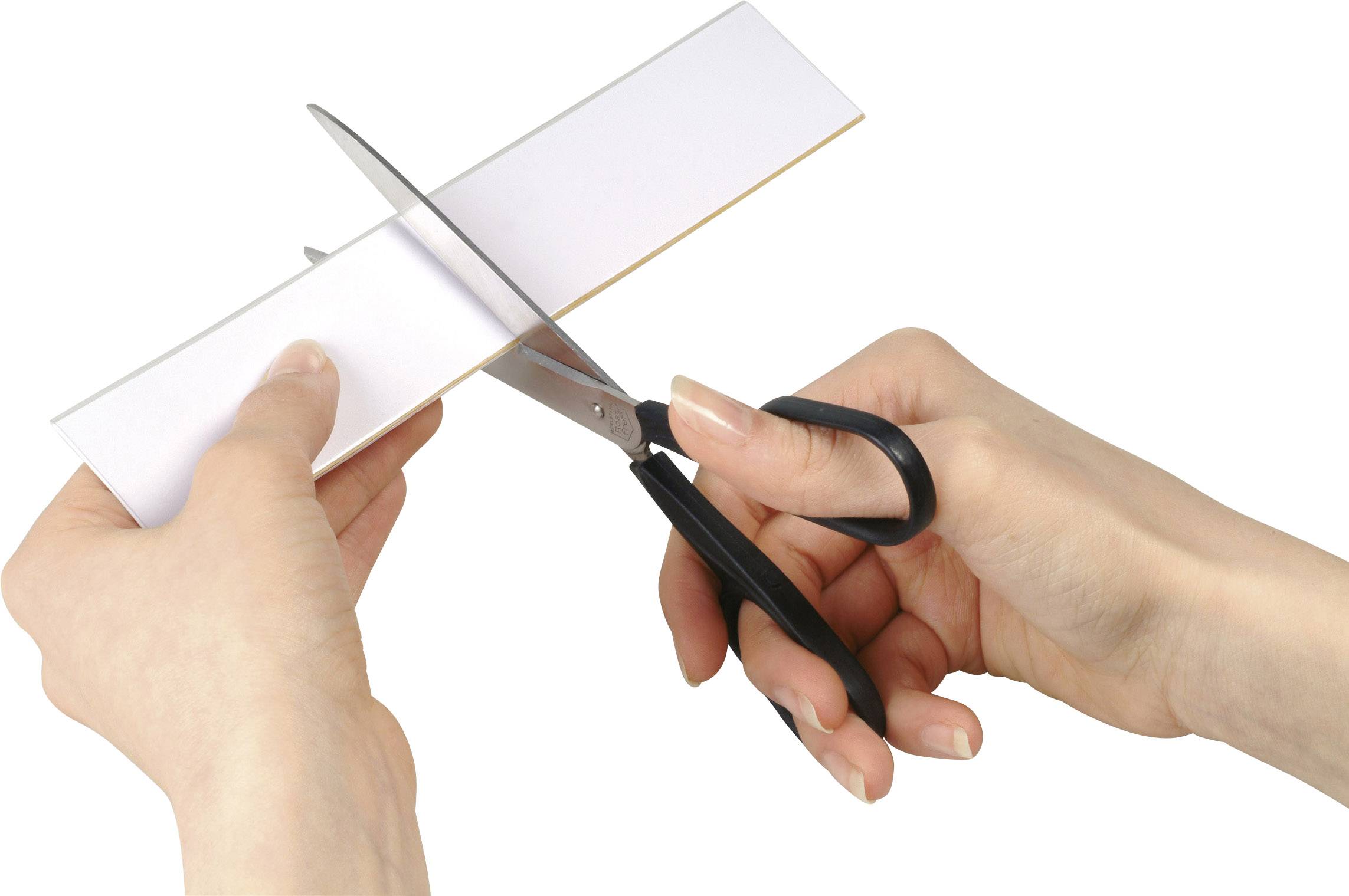 Een hand houdt een schaar en knipt een wit papier in twee stukken.