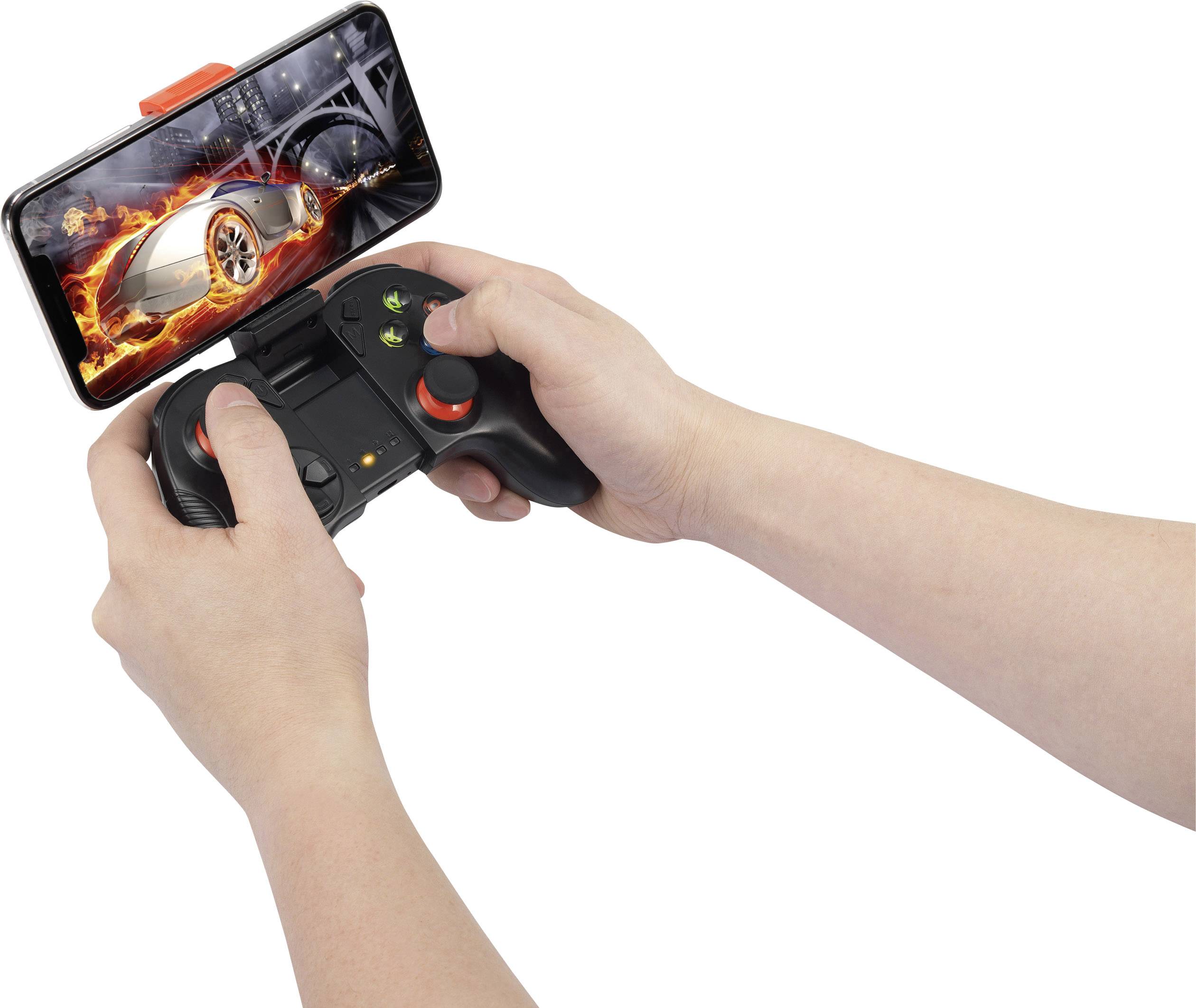 Een persoon houdt een gamecontroller vast. Een smartphone is eraan bevestigd en toont een autoraces-spel met een snelle auto.