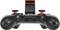 Een zwarte gamingcontroller met rode joysticks en een houder voor een mobiel apparaat, vooraanzicht.
