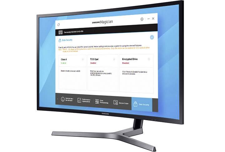 Een gebogen monitor toont de software 'Samsung Magician' voor het beheren van SSD's, met opties voor gegevensversleuteling en beveiligingscontrole.
