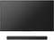 Een platte tv met een zwart scherm, met daaronder een soundbar. Beide apparaten zijn van het merk Sony.