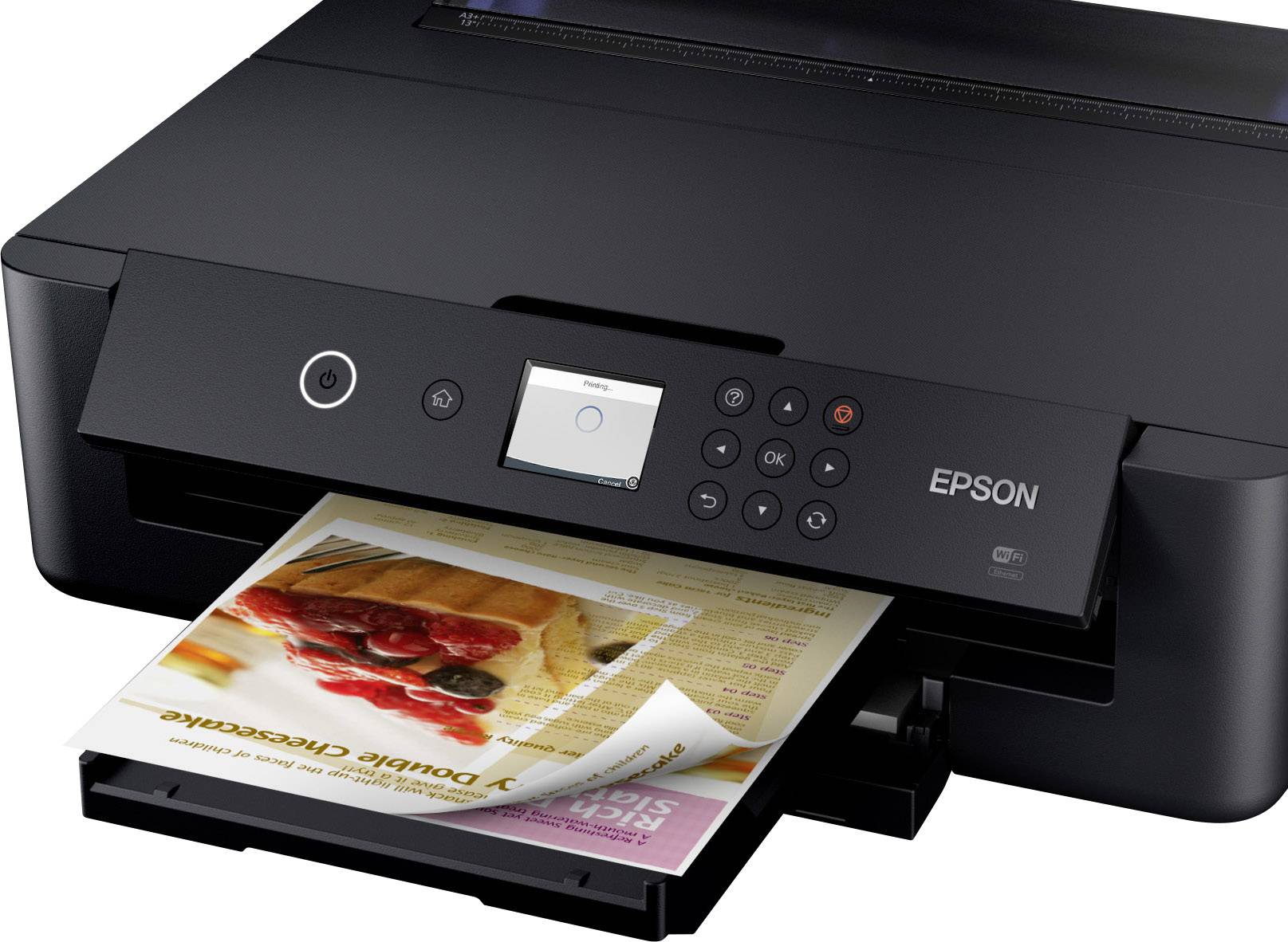 Een zwarte printer drukt een pagina af met een afbeelding van een taart en Engelse tekst. Het display op de printer toont bedieningselementen.