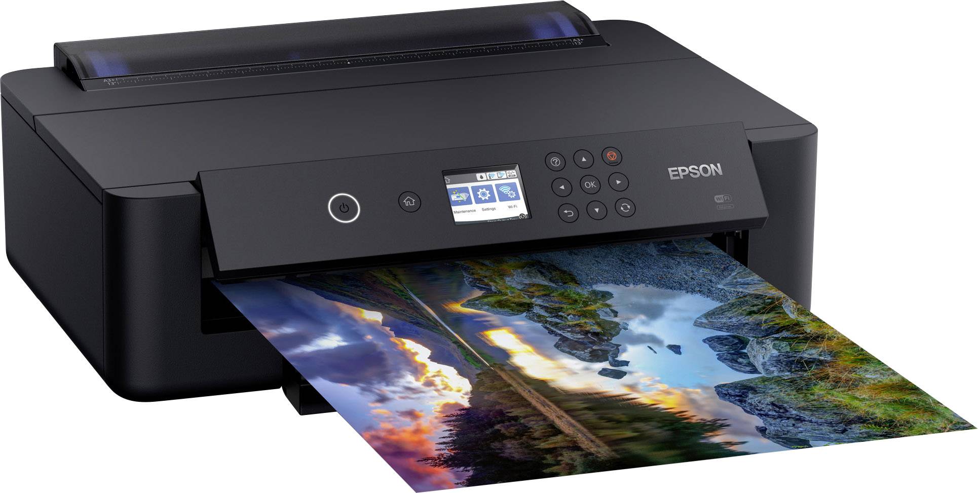 Zwarte printer met een afgedrukte foto van een landschap met bergen en een rivier. De printer heeft een display en een toetsenblok.