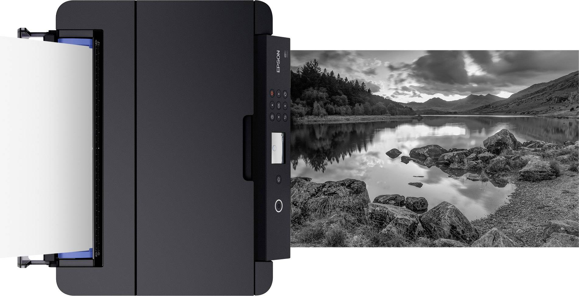 'Printer met afdruktaak', toont een professionele printer tijdens het afdrukken van een zwart-witfoto van een landschap.