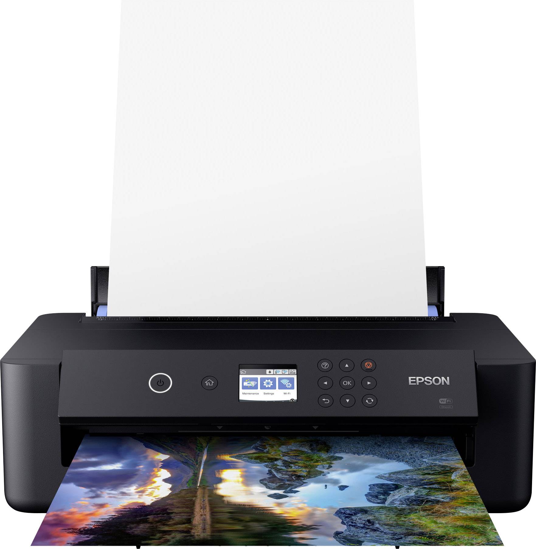 Een zwarte Epson-printer drukt een gekleurd landschapsplaatje af met bergen en een meer. Op de achtergrond staat papier in de invoer.