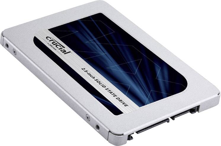 Een 2,5-inch SSD met een zilverkleurige behuizing, gelabeld met 'Crucial' en 'Solid State Drive', weergegeven in een diagonaal perspectief.