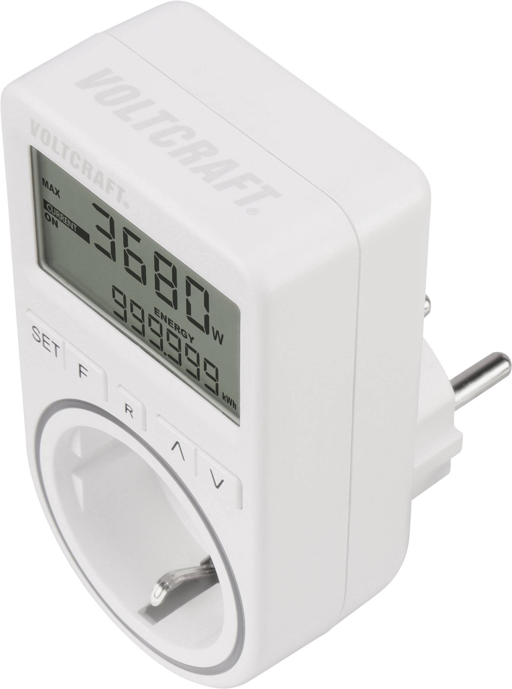 Een wit, digitaal energieverbruiksmeetapparaat met stopcontactaansluiting en display toont '3680W'. Markering 'Voltcraft'.