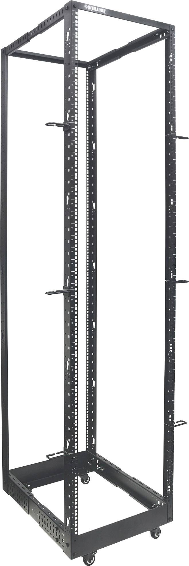 Een grote zwarte serverrek-frame met meerdere montageplaatsen, staand op wielen. Ideaal voor IT- en technische apparatuur.