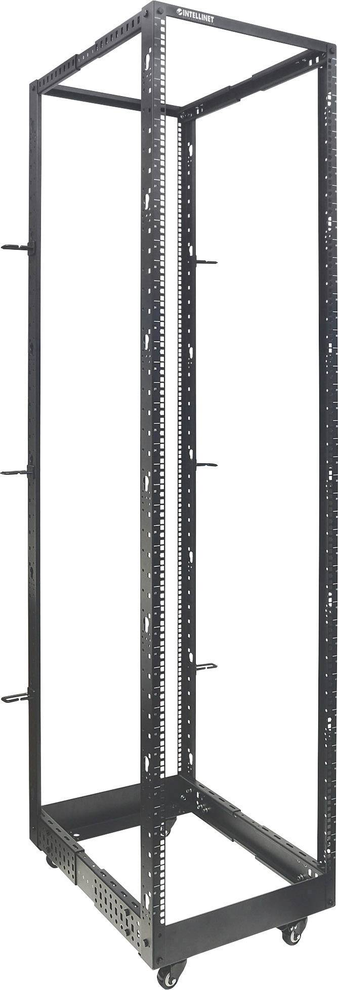 Een lege, hoge metalen serverrack met wielen aan de onderkant, geschikt voor het monteren van IT-apparatuur in datacenters.